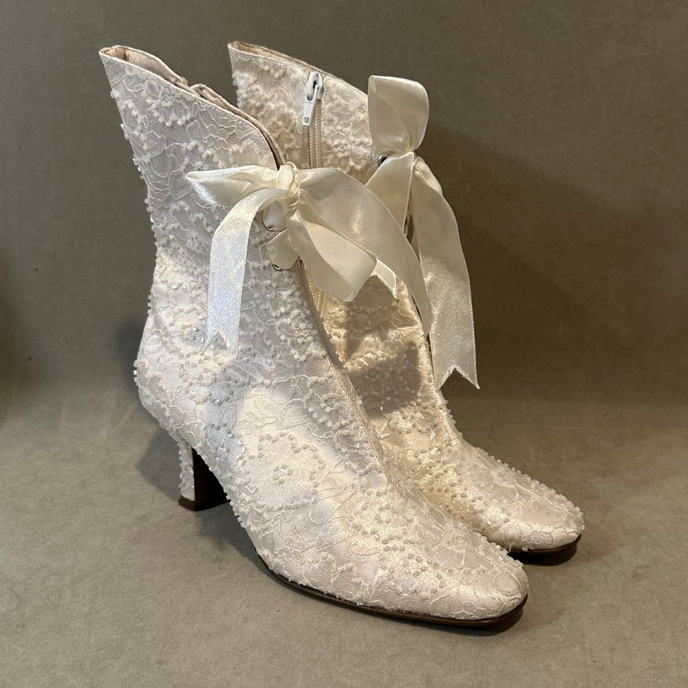 Special Occasions Ivory Lace Beaded Bridal Boots Kitten Heel Satin Bow Size 6.5